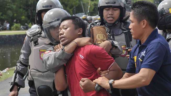 Sepuluh warga ditangkap karena melawan petugas.