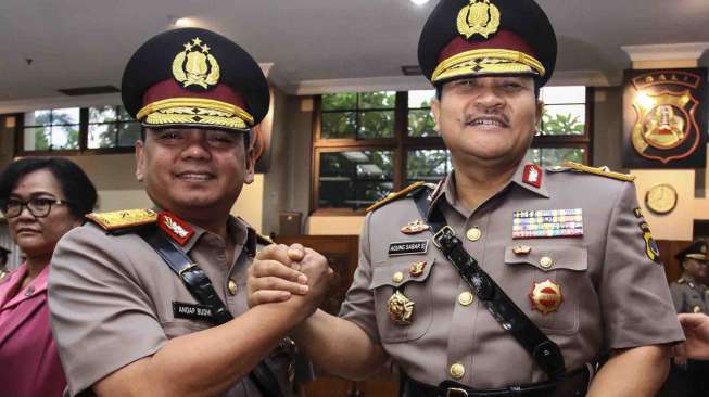 Brigjen Pol Andap Budhi Revianto (kiri) berjabat komando dengan Brigjen Pol Agung Sabar Santosa (kanan)