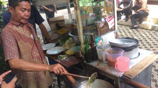 Cerita Pedagang Nasgor Langganan Jokowi dan Anak-anaknya