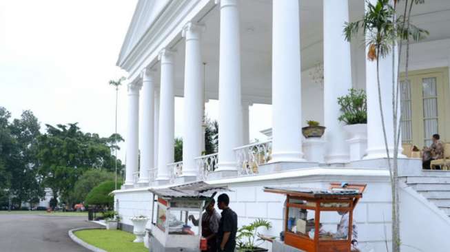 Presiden Jokowi memboyong makanan pedagang kaki lima masuk Istana Bogor, Jawa Barat, Rabu (4/1/2017). [Dok Kris - Biro Pers Setpres]