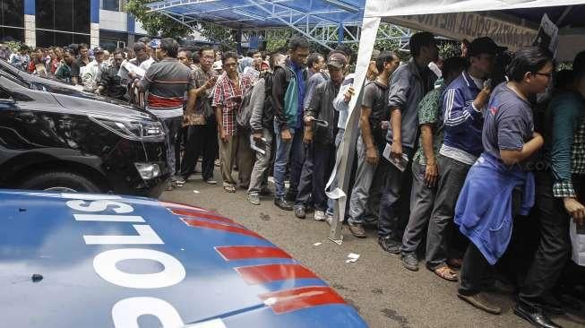 Warga antre untuk memperpanjang Surat Tanda Nomor Kendaraan (STNK) dan Buku Pemilik Kendaraan Bermotor (BPKB) di Samsat, Polda Metro Jaya, Jakarta, Kamis (5/1).