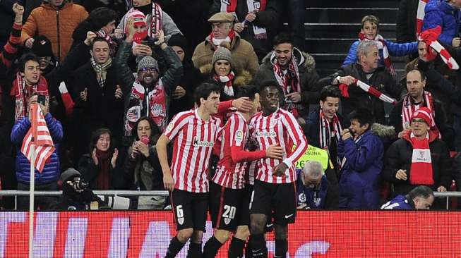 Penyerang Athletic Bilbao Aritz Aduriz (tengah) merayakan golnya ke gawang Barcelona, (6/1). (AFP)