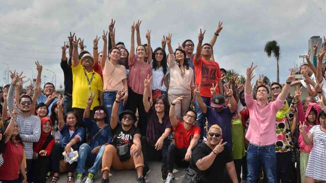 Merupakan langkah sosial dari para pelaku dunia hiburan.