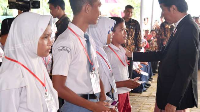 Jokowi Bilang PMT untuk Melahirkan Generasi Cerdas