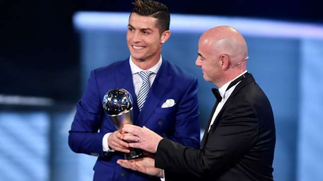 Pemain Real Madrid asal Portugal Cristiano Ronaldo mendapatkan trophy dari Presiden FIFA Gianni Infantino di Zurich. Fabrice COFFRINI / AFP