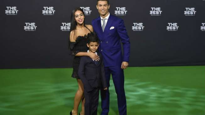 Foto Bersama, Georgina Rodriguez Tunjukkan Kasih Sayang ke Cristiano Jr