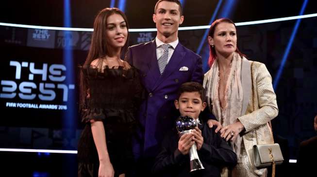 Pemain Real Madrid Cristiano Ronaldo foto dengan pacarnya Georgina Rodriguez (kiri), saudaranya Elma dan anaknya Cristiano Ronaldo Jr. Fabrice COFFRINI / AFP