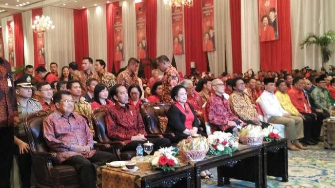 Datang ke Ultah PDIP, Warna Kemeja Jokowi Senada dengan Megawati