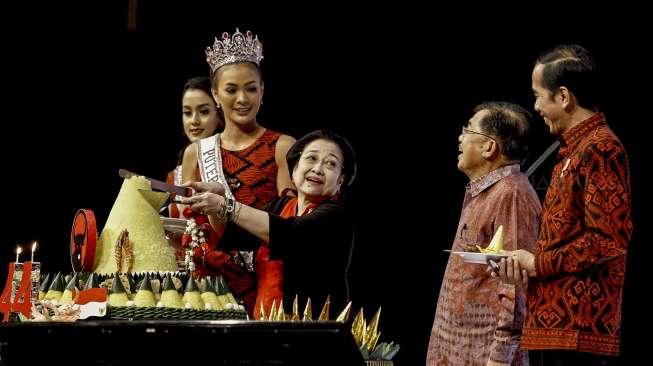 Juga dihadiri ketua umum partai politik, dan menteri Kabinet Kerja serta ribuan kader partai.  
