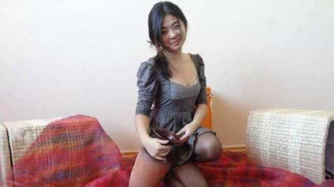 Perhatikan, Benarkah Perempuan Ini Punya 3 Kaki?