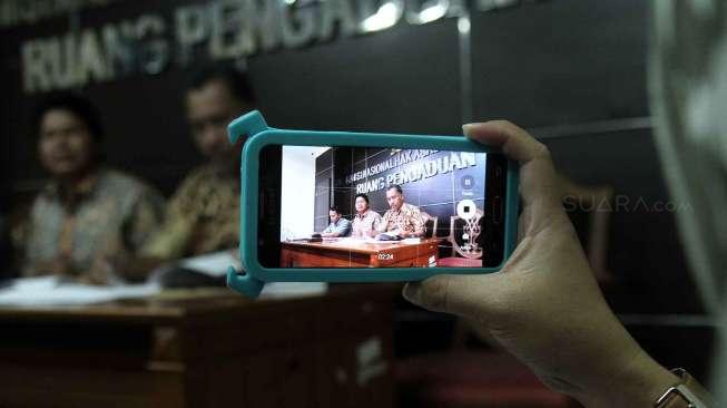 Komnas HAM memberikan laporan tahunan kebebasan beragama dan berkeyakinan (KBB) 2016 di Gedung Komnas HAM, Jakarta, Selasa (10/1). 