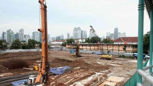 Proyek pembangunan Pasar Rumput di Manggarai, Jakarta Selatan, Rabu (11/1). 