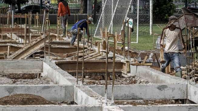 Proyek renovasi lapangan hoki dan lapangan sepak bola di kawasan Gelora Bung Karno, Senayan, Jakarta, Rabu (11/1).