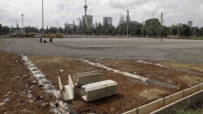 Proyek renovasi lapangan hoki dan lapangan sepak bola di kawasan Gelora Bung Karno, Senayan, Jakarta, Rabu (11/1).