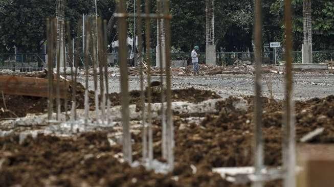 Proyek renovasi lapangan hoki dan lapangan sepak bola di kawasan Gelora Bung Karno, Senayan, Jakarta, Rabu (11/1).