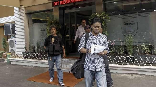 Ketua Pewarta Foto Indonesia (PFI) Lucky Pransiska didampingi tim divisi advokasi melaporkan kasus penyebaran informasi palsu melalui sosial media di Polda Metro Jaya, Jakarta, Rabu (11/1).