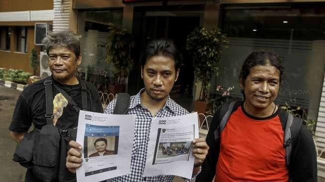 Ketua Pewarta Foto Indonesia (PFI) Lucky Pransiska didampingi tim divisi advokasi melaporkan kasus penyebaran informasi palsu melalui sosial media di Polda Metro Jaya, Jakarta, Rabu (11/1).