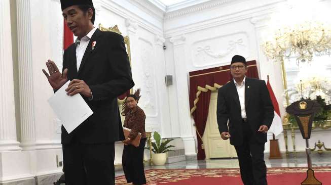 Presiden Joko Widodo didampingi Menteri Agama Lukman Hakim Saifuddin dan Menteri Luar Negeri Retno Marsudi memberikan keterangan pers terkait kuota haji di Istana Merdeka, Jakarta, Rabu (11/1).