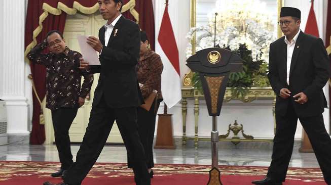 Presiden Joko Widodo didampingi Menteri Agama Lukman Hakim Saifuddin dan Menteri Luar Negeri Retno Marsudi memberikan keterangan pers terkait kuota haji di Istana Merdeka, Jakarta, Rabu (11/1).