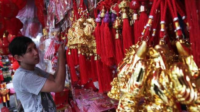 Penjual pernak pernik Imlek di pasar tradisional Pancoran kawasan Petak Sembilan, Jakarta, Kamis (12/1).
