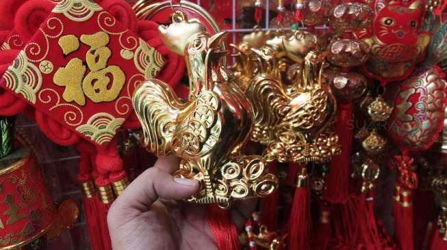 Penjual pernak pernik Imlek di pasar tradisional Pancoran kawasan Petak Sembilan, Jakarta, Kamis (12/1).