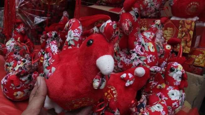 Penjual pernak pernik Imlek di pasar tradisional Pancoran kawasan Petak Sembilan, Jakarta, Kamis (12/1).