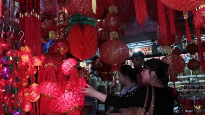 Penjual pernak pernik Imlek di pasar tradisional Pancoran kawasan Petak Sembilan, Jakarta, Kamis (12/1).