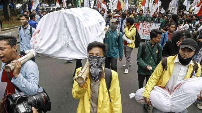 Badan Eksekutif Mahasiswa (BEM) se-Jabodetabek berunjuk rasa di depan Istana Merdeka, Jakarta, Kamis (12/1).