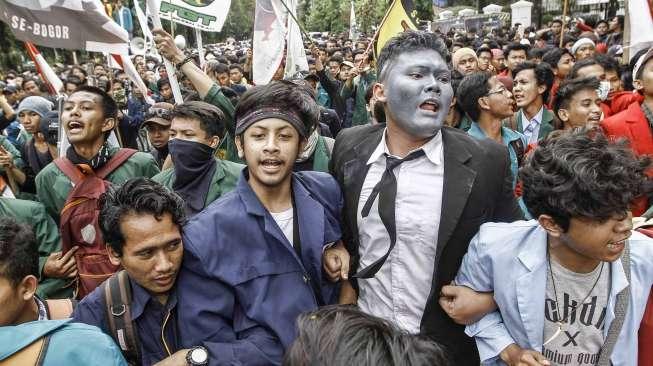 Badan Eksekutif Mahasiswa (BEM) se-Jabodetabek berunjuk rasa di depan Istana Merdeka, Jakarta, Kamis (12/1).