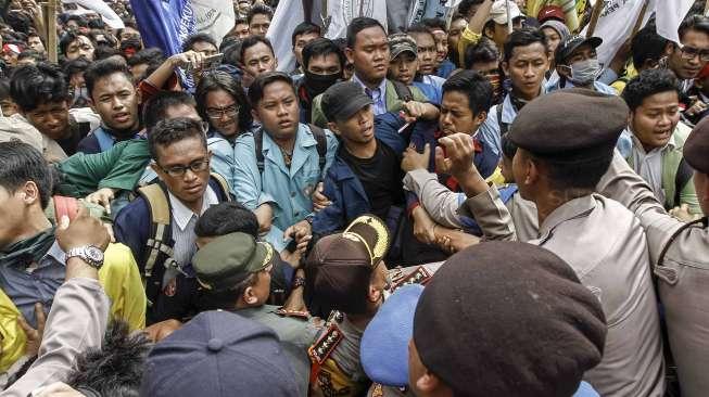 Badan Eksekutif Mahasiswa (BEM) se-Jabodetabek berunjuk rasa di depan Istana Merdeka, Jakarta, Kamis (12/1).