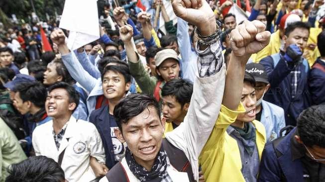 Badan Eksekutif Mahasiswa (BEM) se-Jabodetabek berunjuk rasa di depan Istana Merdeka, Jakarta, Kamis (12/1).