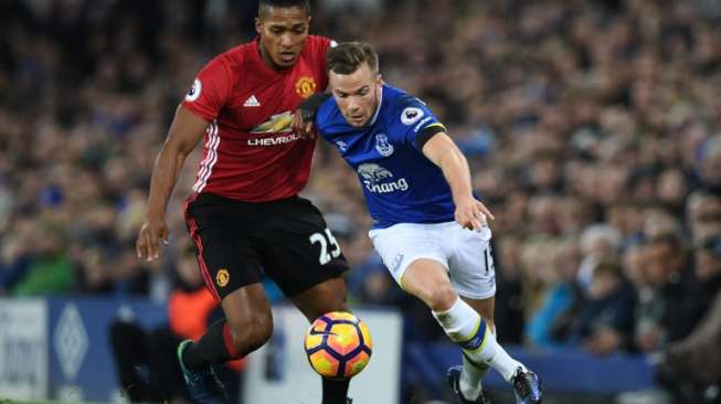 Schneiderlin Datang, Everton Lepas Cleverley ke Watford