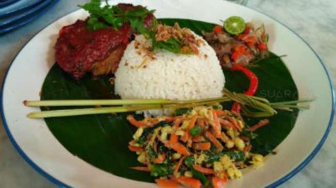 Viral Penjual Nasi Campur Pasang Spanduk Ambigu, Publik: Habis Makan Langsung Ngegas