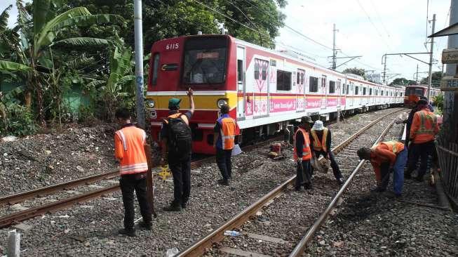 Pekerja melakukan perawatan rel di jalur KRL Manggarai-Sudirman, di Jakarta, Jumat (13/1).