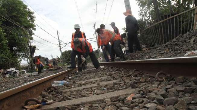 Pekerja melakukan perawatan rel di jalur KRL Manggarai-Sudirman, di Jakarta, Jumat (13/1).