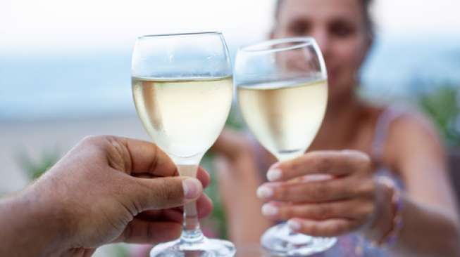 Ilustrasi anggur putih (white wine). (Shutterstock)