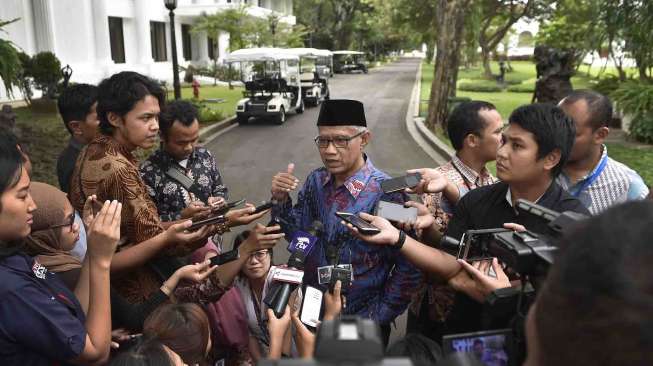 Presiden Joko Widodo menjamu makan siang Ketua PP Muhammadiyah Haedar Nashir di Istana Merdeka, Jakarta, Jumat (13/1).