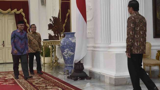 Presiden Joko Widodo menjamu makan siang Ketua PP Muhammadiyah Haedar Nashir di Istana Merdeka, Jakarta, Jumat (13/1).