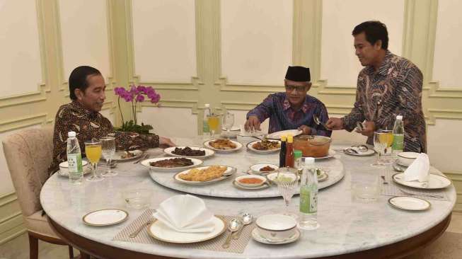 Presiden Joko Widodo menjamu makan siang Ketua PP Muhammadiyah Haedar Nashir di Istana Merdeka, Jakarta, Jumat (13/1).