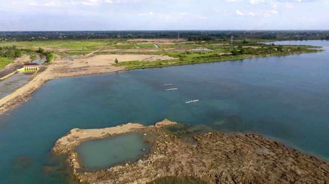 Foto udara lokasi pembangunan sirkuit MotoGP di kawasan Jakabaring Sport City (JSC) Palembang, Sumatera Selatan, Jumat (13/1).