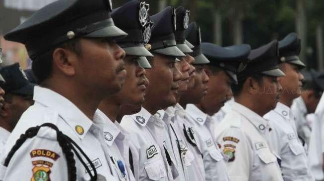 Satpam Ini Selalu Beri Gombalan saat Bantu Menyeberang, Bikin Warganet Ngakak