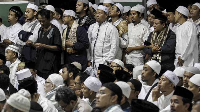 Ribuan umat Islam mengikuti kegiatan salat Subuh berjamaah dan Tabligh Akbar Politik Islam (TAPI) yang diselenggarakan oleh GNPF MUI di Masjid Agung Al-Azhar, Kebayoran Baru, Jakarta, Minggu (15/1).