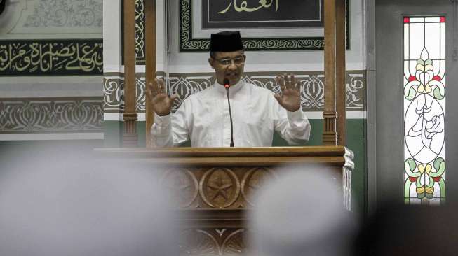 Ribuan umat Islam mengikuti kegiatan salat Subuh berjamaah dan Tabligh Akbar Politik Islam (TAPI) yang diselenggarakan oleh GNPF MUI di Masjid Agung Al-Azhar, Kebayoran Baru, Jakarta, Minggu (15/1).