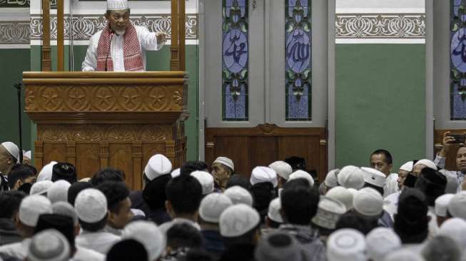 Ribuan umat Islam mengikuti kegiatan salat Subuh berjamaah dan Tabligh Akbar Politik Islam (TAPI) yang diselenggarakan oleh GNPF MUI di Masjid Agung Al-Azhar, Kebayoran Baru, Jakarta, Minggu (15/1).