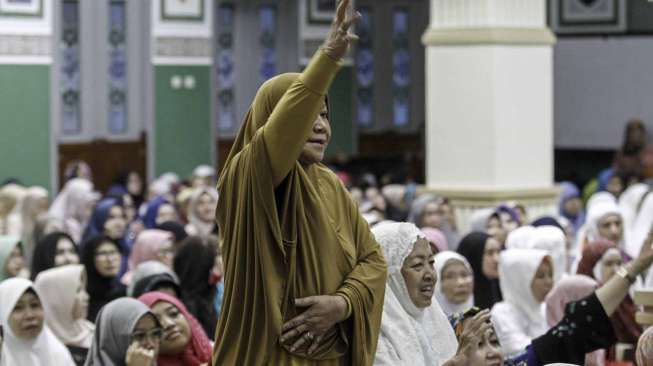 Ribuan umat Islam mengikuti kegiatan salat Subuh berjamaah dan Tabligh Akbar Politik Islam (TAPI) yang diselenggarakan oleh GNPF MUI di Masjid Agung Al-Azhar, Kebayoran Baru, Jakarta, Minggu (15/1).