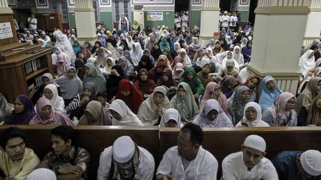 Ribuan umat Islam mengikuti kegiatan salat Subuh berjamaah dan Tabligh Akbar Politik Islam (TAPI) yang diselenggarakan oleh GNPF MUI di Masjid Agung Al-Azhar, Kebayoran Baru, Jakarta, Minggu (15/1).