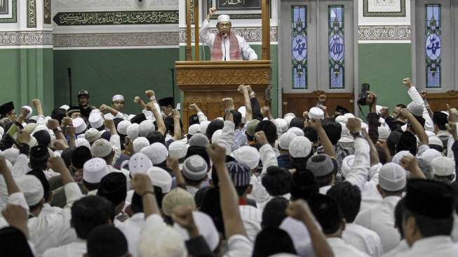 Ribuan umat Islam mengikuti kegiatan salat Subuh berjamaah dan Tabligh Akbar Politik Islam (TAPI) yang diselenggarakan oleh GNPF MUI di Masjid Agung Al-Azhar, Kebayoran Baru, Jakarta, Minggu (15/1).