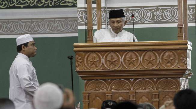 Ribuan umat Islam mengikuti kegiatan salat Subuh berjamaah dan Tabligh Akbar Politik Islam (TAPI) yang diselenggarakan oleh GNPF MUI di Masjid Agung Al-Azhar, Kebayoran Baru, Jakarta, Minggu (15/1).