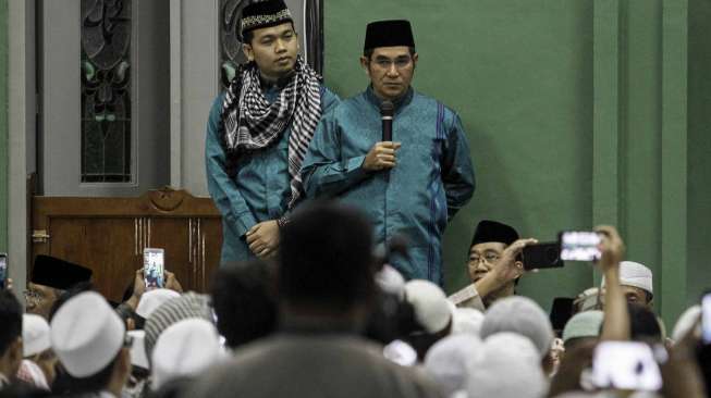 Ribuan umat Islam mengikuti kegiatan salat Subuh berjamaah dan Tabligh Akbar Politik Islam (TAPI) yang diselenggarakan oleh GNPF MUI di Masjid Agung Al-Azhar, Kebayoran Baru, Jakarta, Minggu (15/1).