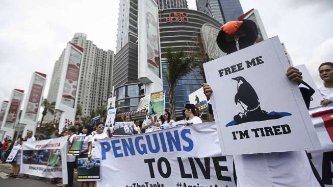 Masyarakat Peduli Satwa (MPS) melakukan aksi di depan mal Neo Soho di kawasan Central Park, Jakarta Barat (15/01). Mereka menolak eksploitasi pinguin oleh restoran di mal tersebut.